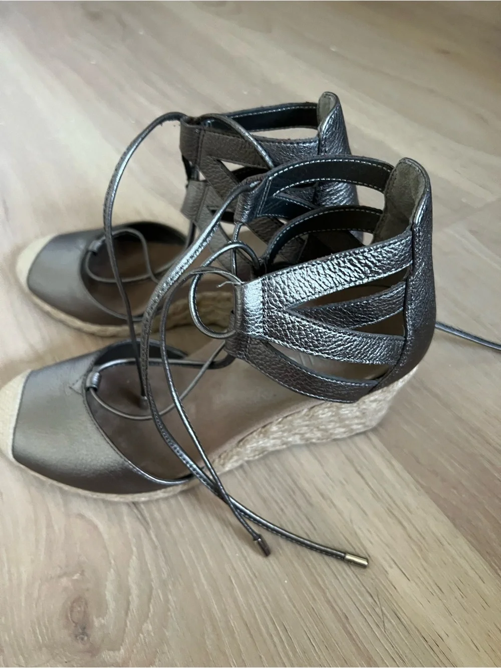 Vionic metallic pewter